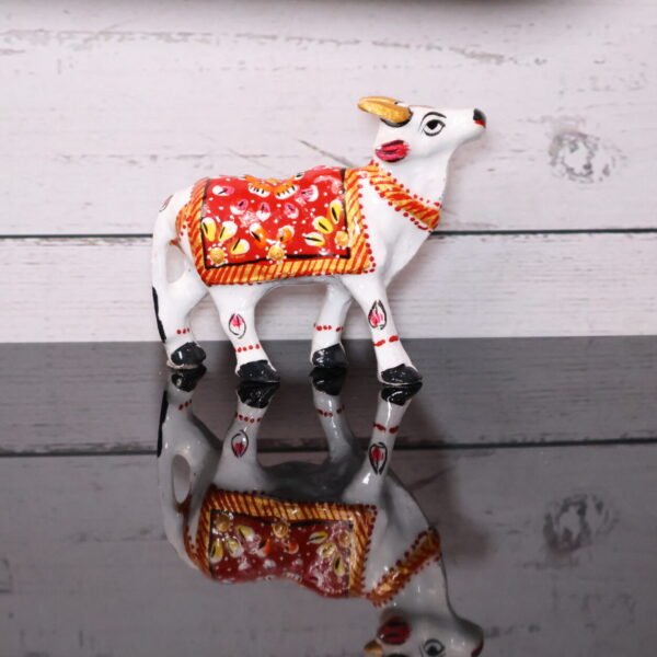 Miniature cow statue (5 cm)